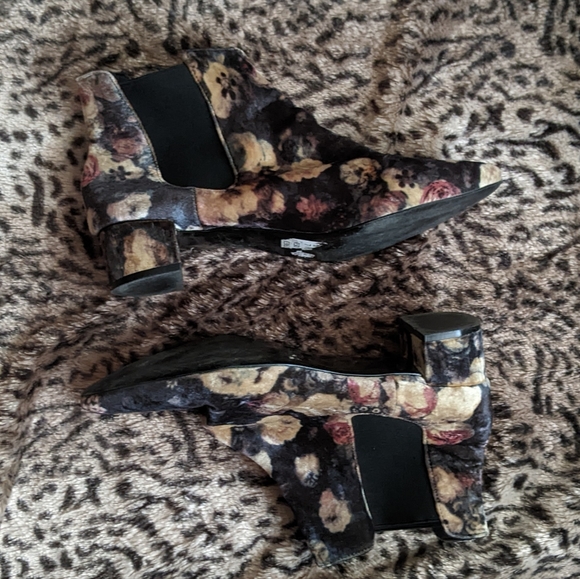 Velvet boot - Picture 2 of 6